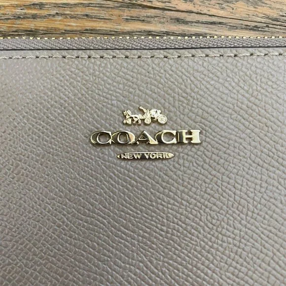 Coach Tan Wristlet - Crossgrain Leather w/Chain. - Picture 8 of 10